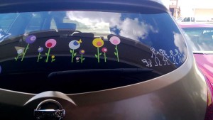 Bersihkan-bekas-stiker-dari-permukaan-mobil